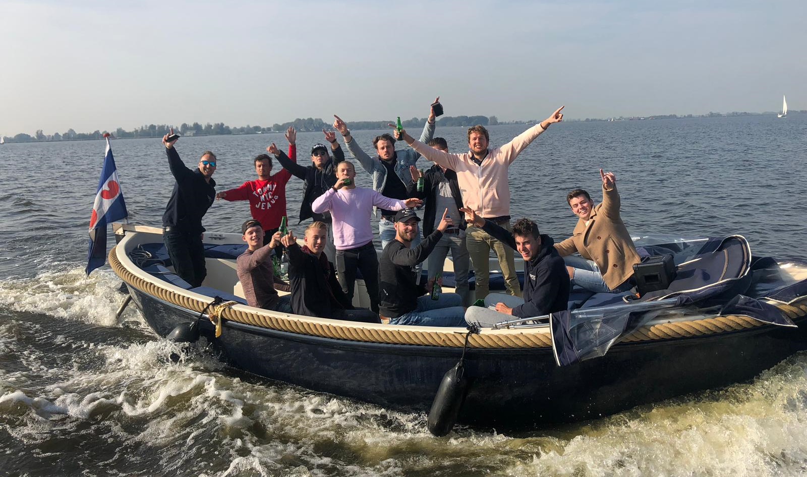 Het team van Brand Solutions tijdens een teamuitje op de boot